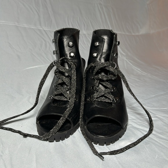 Black Vera Wang Heel - Picture 2 of 4